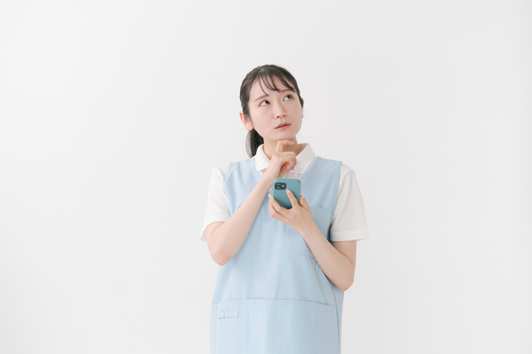考える保育士