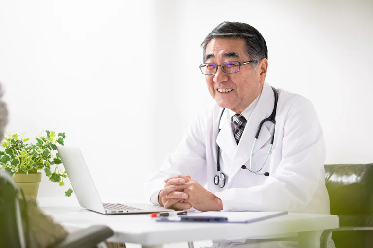 嘱託医とはどんな医師？専属医の違いや契約形態の基本を解説