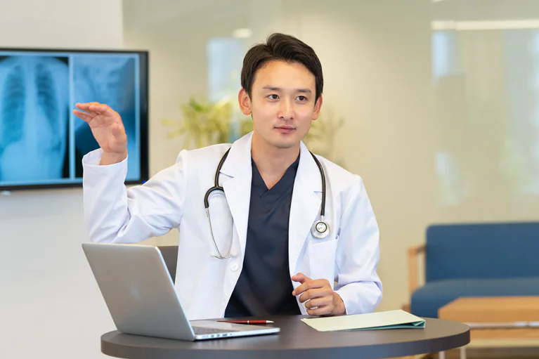 医師｜診断と治療を行う医療チームの中心